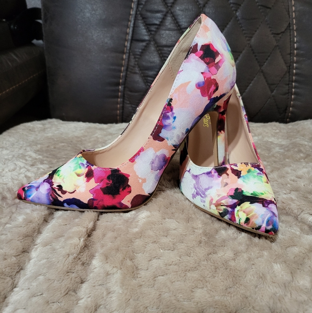 Flowered Dream Pairs Heels, Size 7